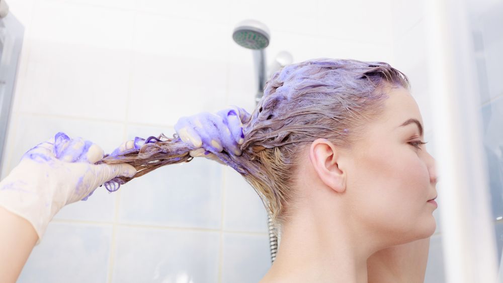 Fialový šampon jako vhodný pomocník na zesvětlené a blond vlasy